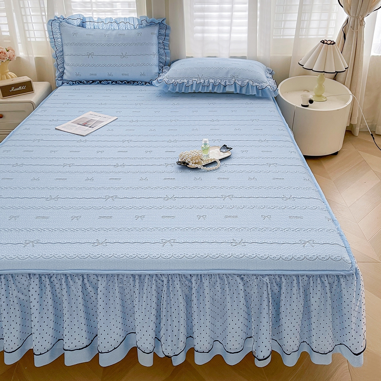 91家纺网 家纺一手货源 找家纺 眠势力 2026新款冰豆豆床裙款床笠夏天冰凉豆豆空调席子带花边床裙床笠二合一 甜梦-冰蓝