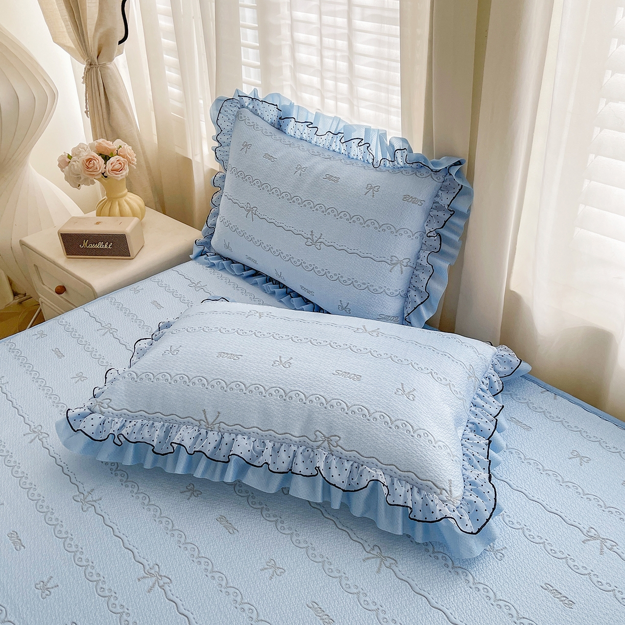 91家纺网 家纺一手货源 找家纺 眠势力 2026新款冰豆豆床裙款床笠夏天冰凉豆豆空调席子带花边床裙床笠二合一 甜梦-冰蓝