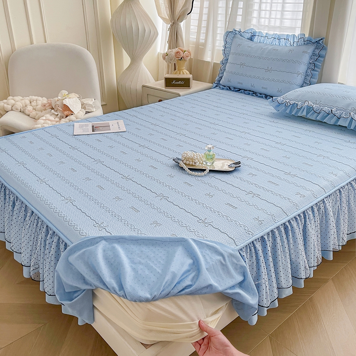 91家纺网 家纺一手货源 找家纺 眠势力 2026新款冰豆豆床裙款床笠夏天冰凉豆豆空调席子带花边床裙床笠二合一 甜梦-冰蓝