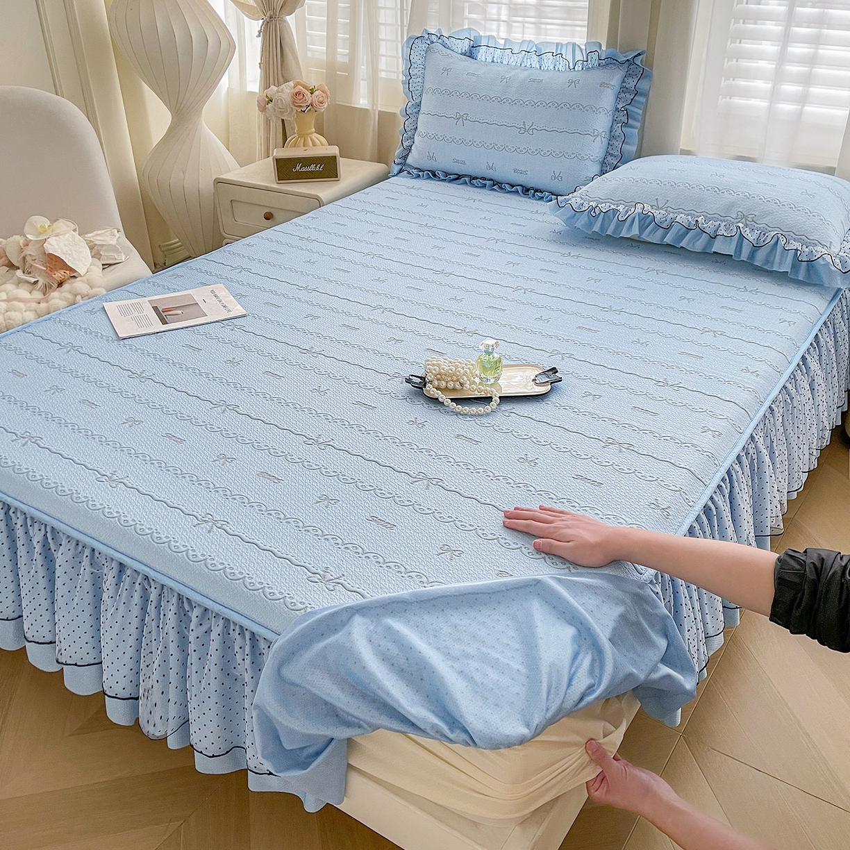 91家纺网 家纺一手货源 找家纺 眠势力 2026新款冰豆豆床裙款床笠夏天冰凉豆豆空调席子带花边床裙床笠二合一 甜梦-冰蓝