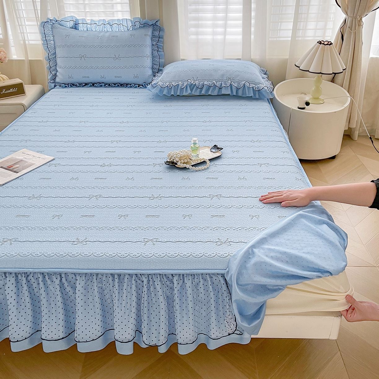 91家纺网 家纺一手货源 找家纺 眠势力 2026新款冰豆豆床裙款床笠夏天冰凉豆豆空调席子带花边床裙床笠二合一 甜梦-冰蓝