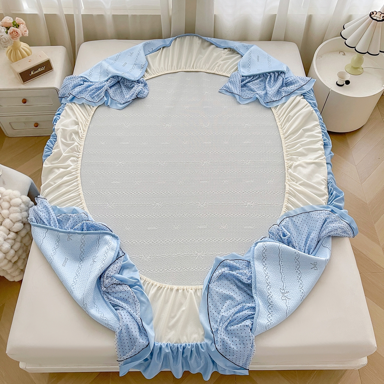 91家纺网 家纺一手货源 找家纺 眠势力 2026新款冰豆豆床裙款床笠夏天冰凉豆豆空调席子带花边床裙床笠二合一 甜梦-冰蓝