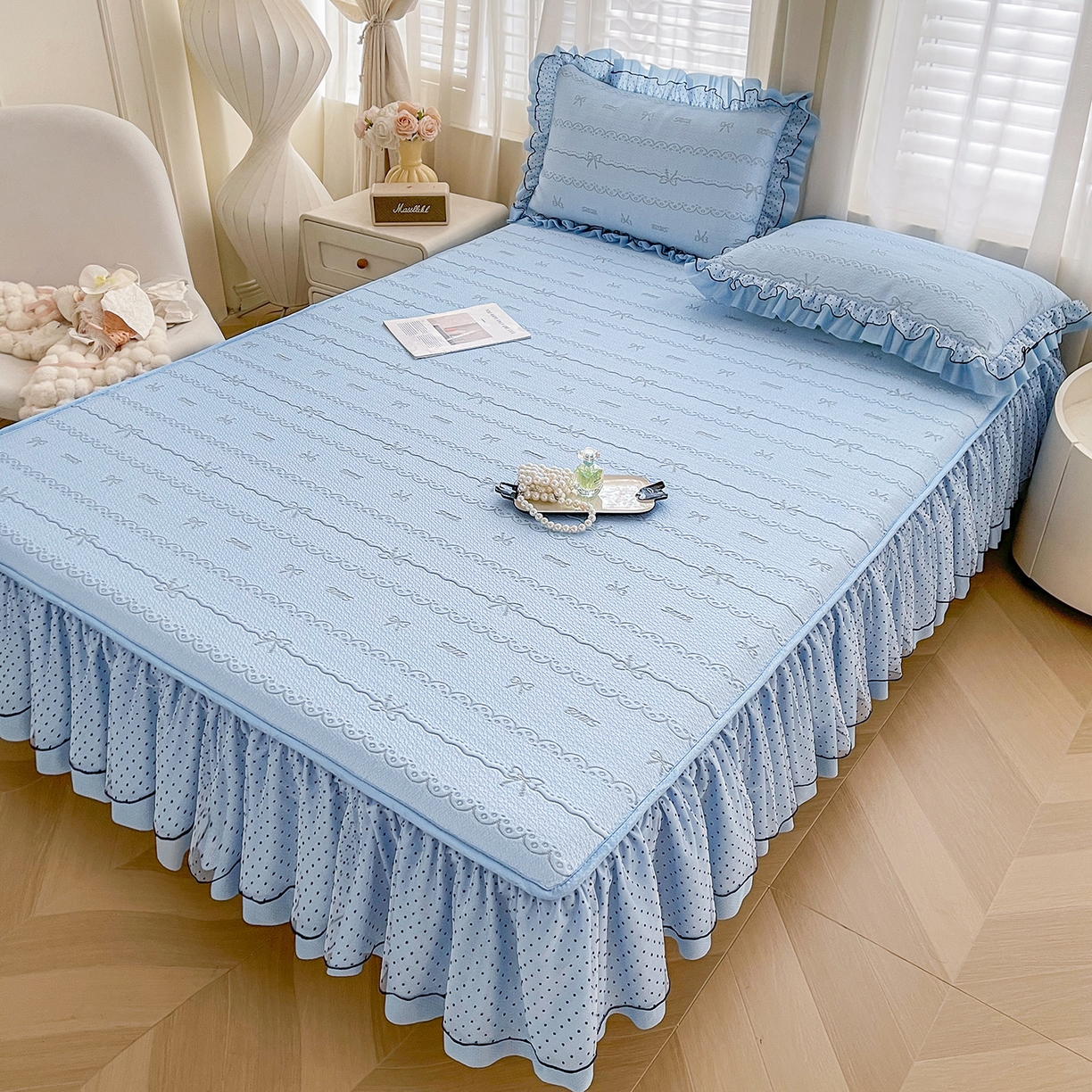 91家纺网 家纺一手货源 找家纺 眠势力 2026新款冰豆豆床裙款床笠夏天冰凉豆豆空调席子带花边床裙床笠二合一 甜梦-冰蓝