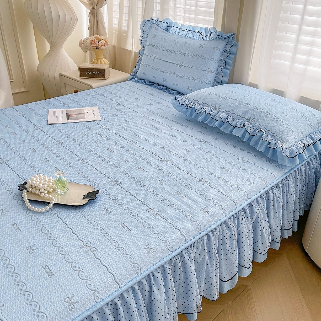 91家纺网 家纺一手货源 找家纺 眠势力 2026新款冰豆豆床裙款床笠夏天冰凉豆豆空调席子带花边床裙床笠二合一 甜梦-冰蓝