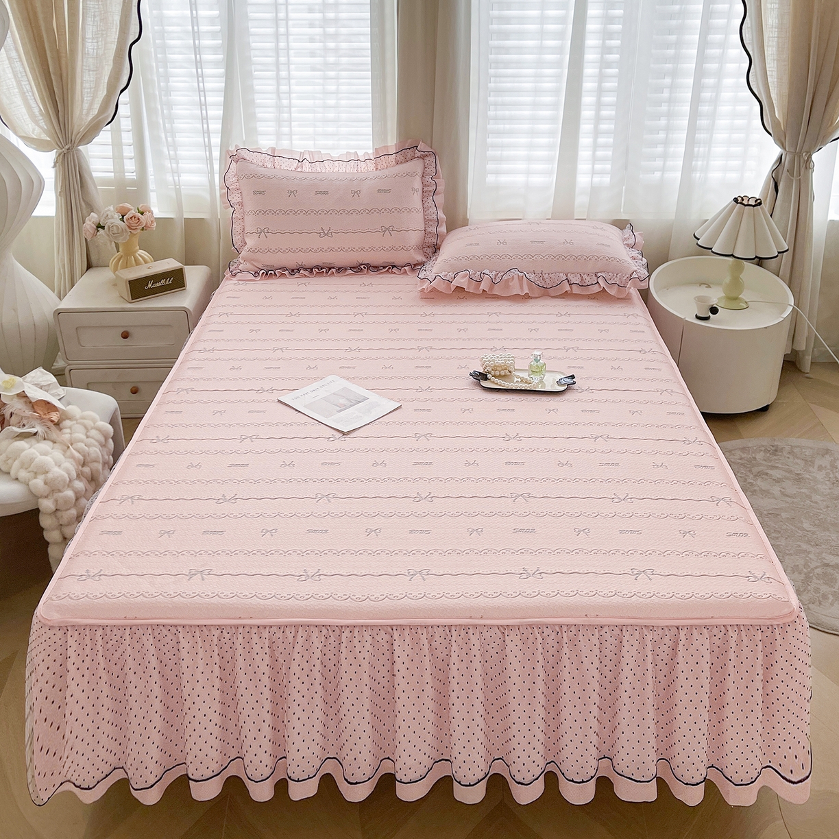 91家纺网 家纺一手货源 找家纺 眠势力 2026新款冰豆豆床裙款床笠夏天冰凉豆豆空调席子带花边床裙床笠二合一 甜梦-凝粉