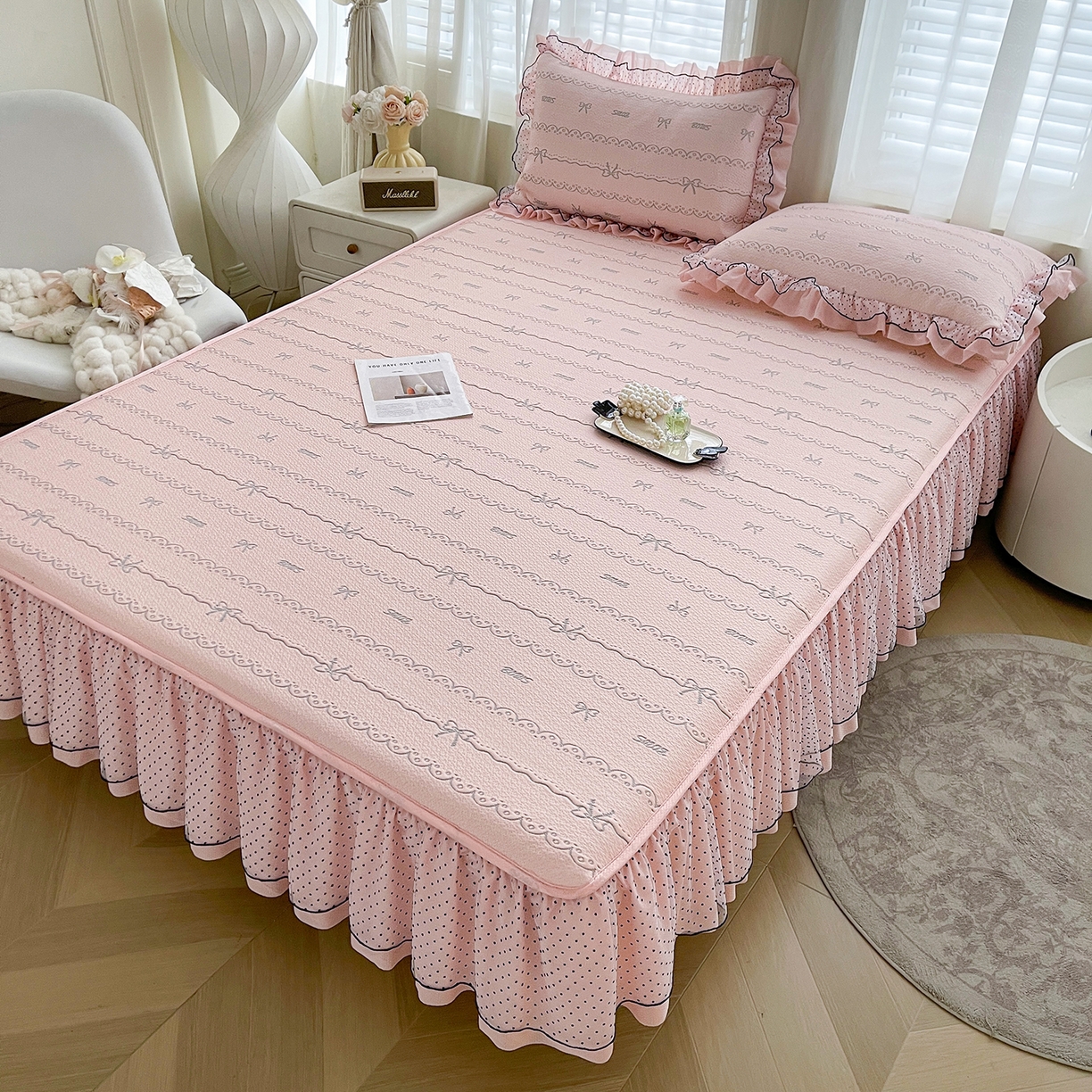 91家纺网 家纺一手货源 找家纺 眠势力 2026新款冰豆豆床裙款床笠夏天冰凉豆豆空调席子带花边床裙床笠二合一 甜梦-凝粉