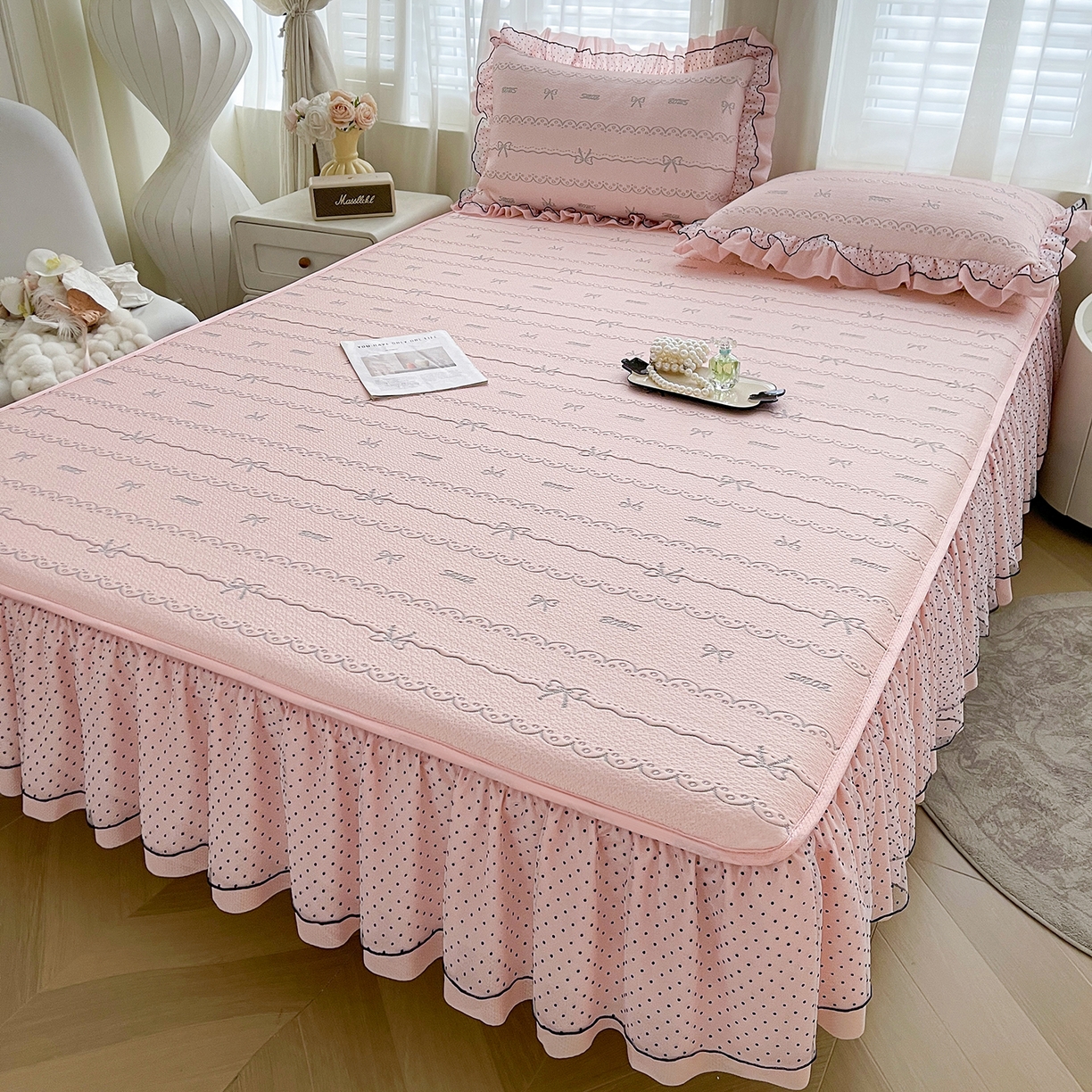 91家纺网 家纺一手货源 找家纺 眠势力 2026新款冰豆豆床裙款床笠夏天冰凉豆豆空调席子带花边床裙床笠二合一 甜梦-凝粉