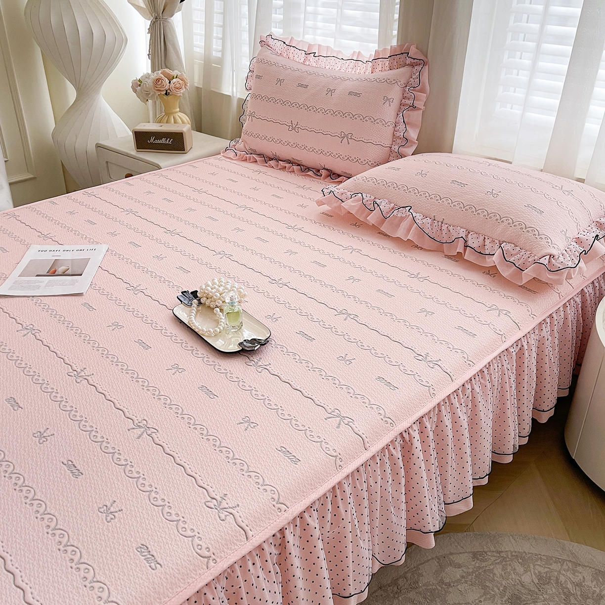 91家纺网 家纺一手货源 找家纺 眠势力 2026新款冰豆豆床裙款床笠夏天冰凉豆豆空调席子带花边床裙床笠二合一 甜梦-凝粉