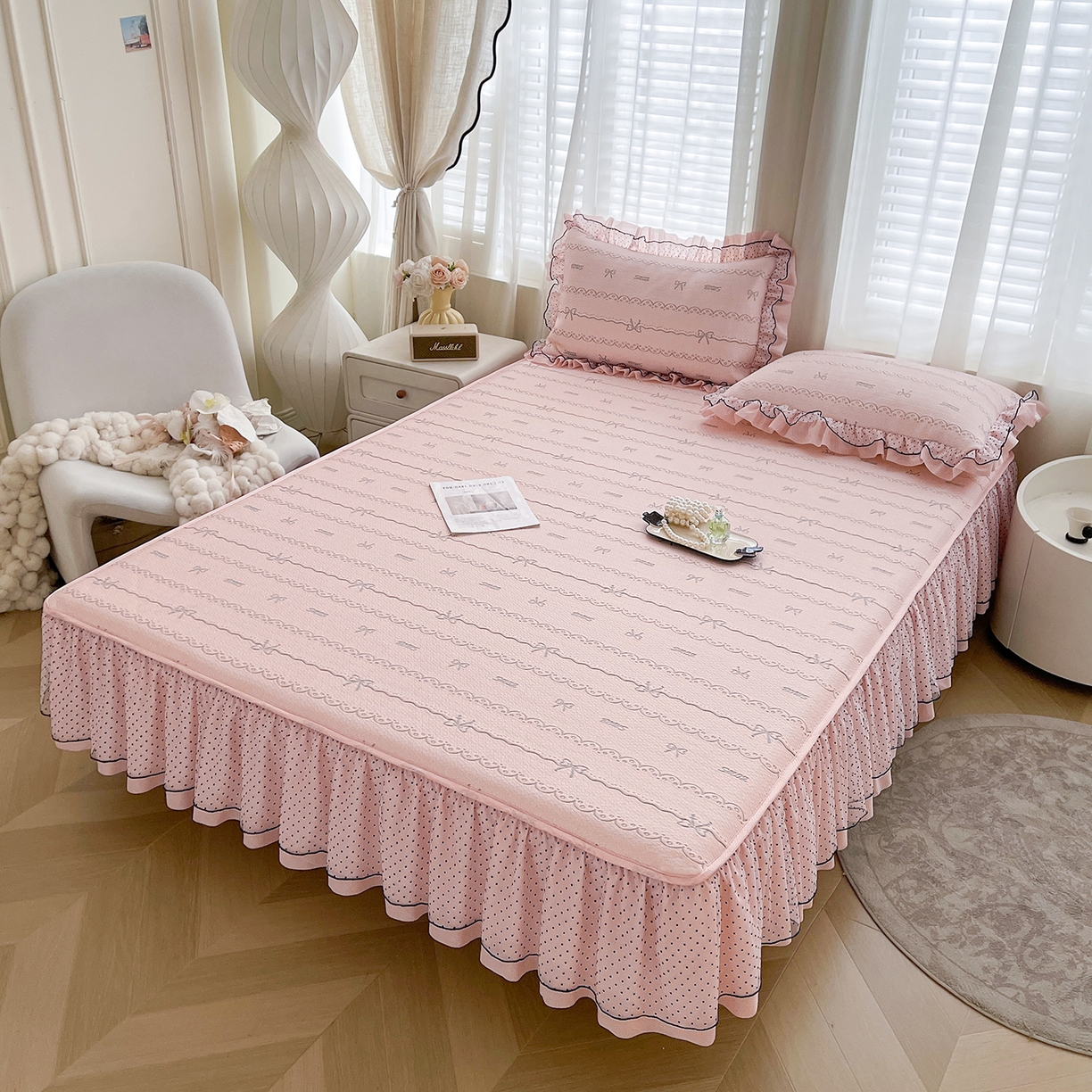 91家纺网 家纺一手货源 找家纺 眠势力 2026新款冰豆豆床裙款床笠夏天冰凉豆豆空调席子带花边床裙床笠二合一 甜梦-凝粉