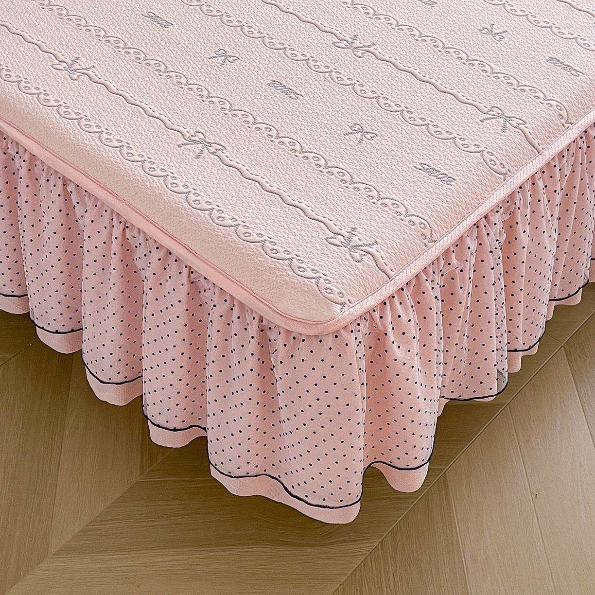 91家纺网 家纺一手货源 找家纺 眠势力 2026新款冰豆豆床裙款床笠夏天冰凉豆豆空调席子带花边床裙床笠二合一 甜梦-凝粉