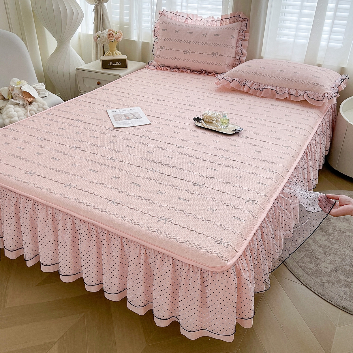 91家纺网 家纺一手货源 找家纺 眠势力 2026新款冰豆豆床裙款床笠夏天冰凉豆豆空调席子带花边床裙床笠二合一 甜梦-凝粉