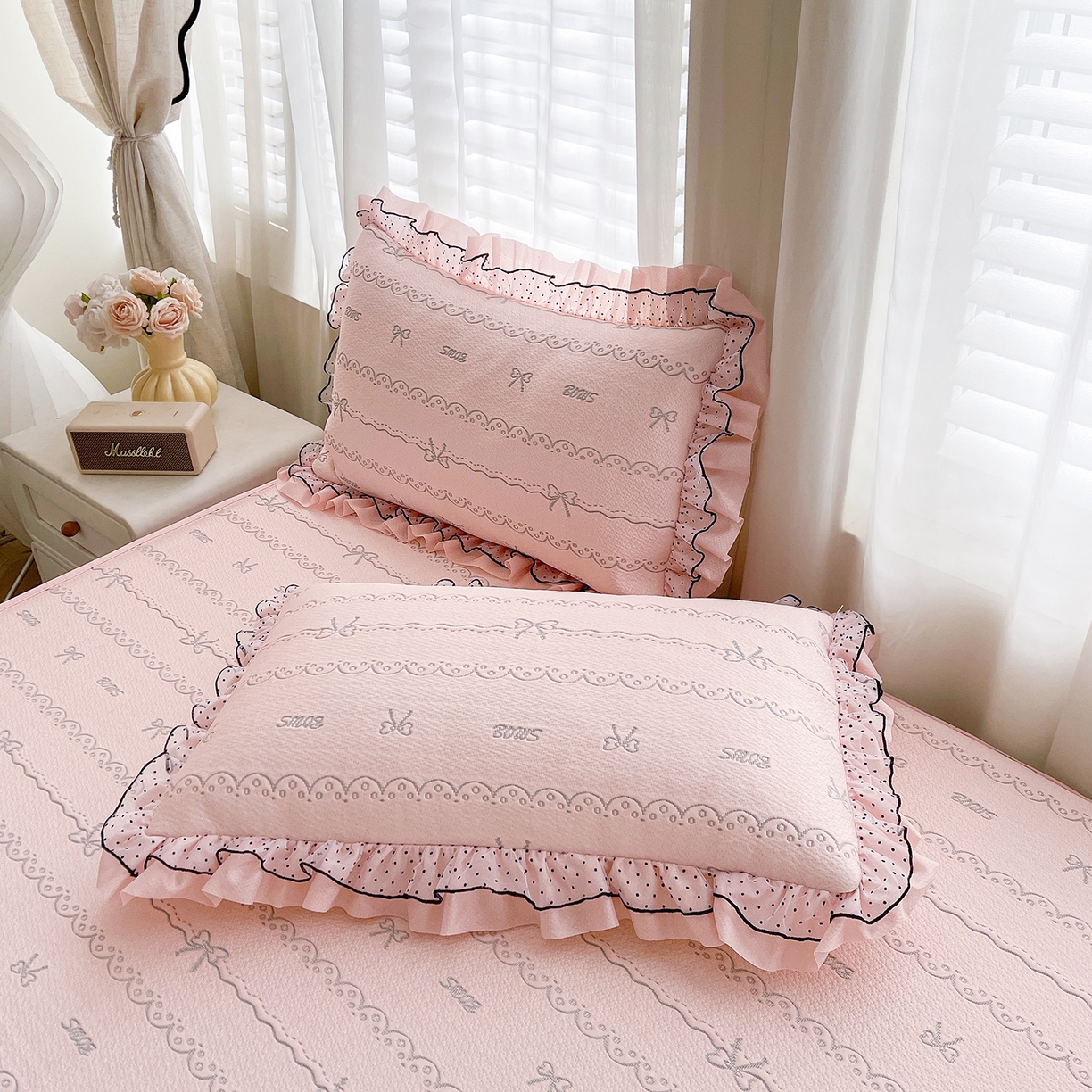 91家纺网 家纺一手货源 找家纺 眠势力 2026新款冰豆豆床裙款床笠夏天冰凉豆豆空调席子带花边床裙床笠二合一 甜梦-凝粉