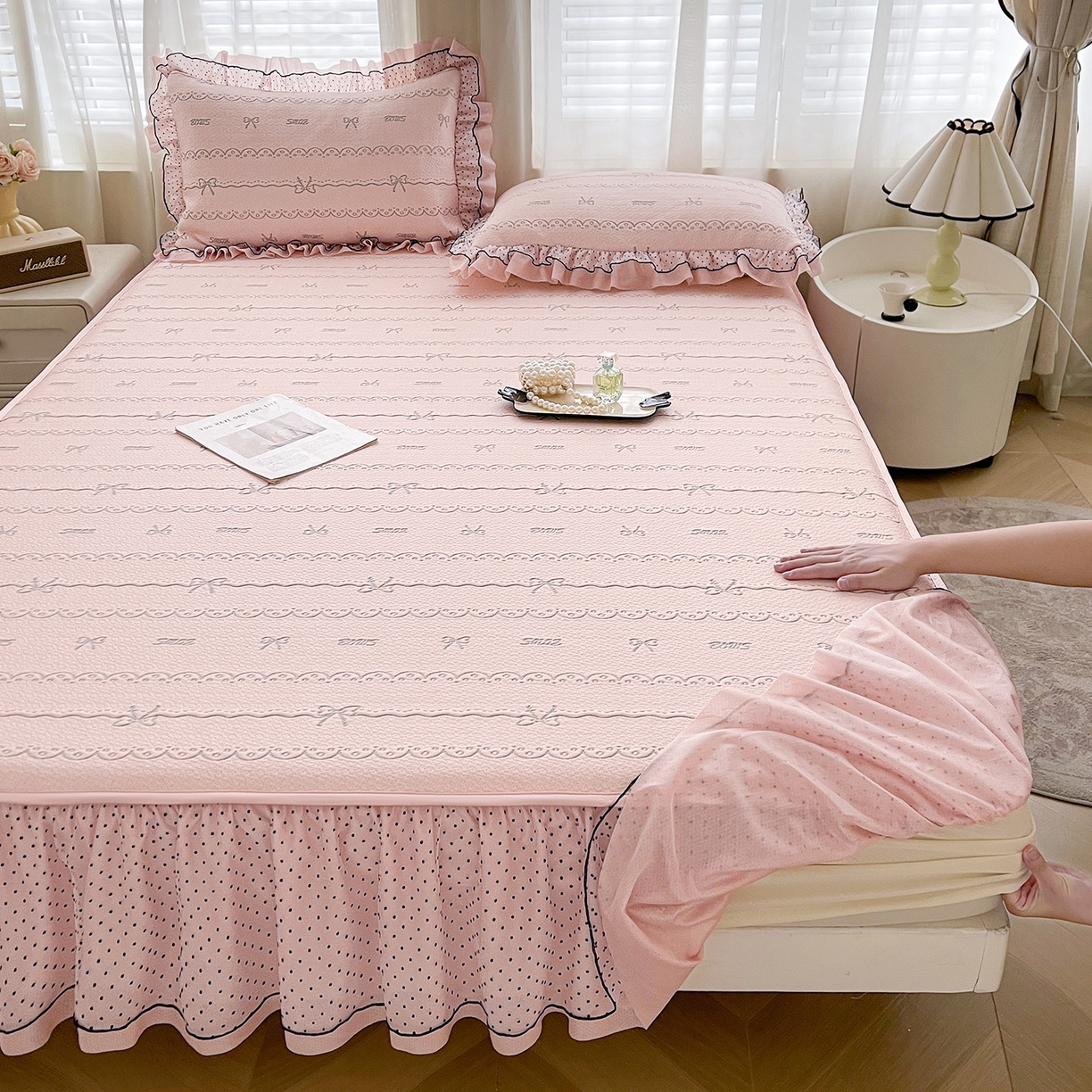 91家纺网 家纺一手货源 找家纺 眠势力 2026新款冰豆豆床裙款床笠夏天冰凉豆豆空调席子带花边床裙床笠二合一 甜梦-凝粉