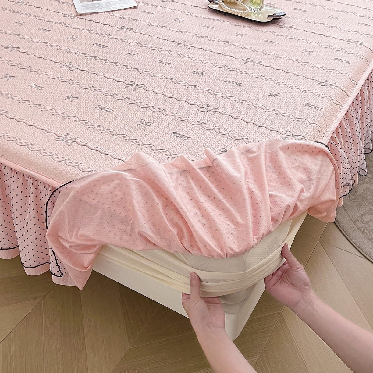 91家纺网 家纺一手货源 找家纺 眠势力 2026新款冰豆豆床裙款床笠夏天冰凉豆豆空调席子带花边床裙床笠二合一 甜梦-凝粉