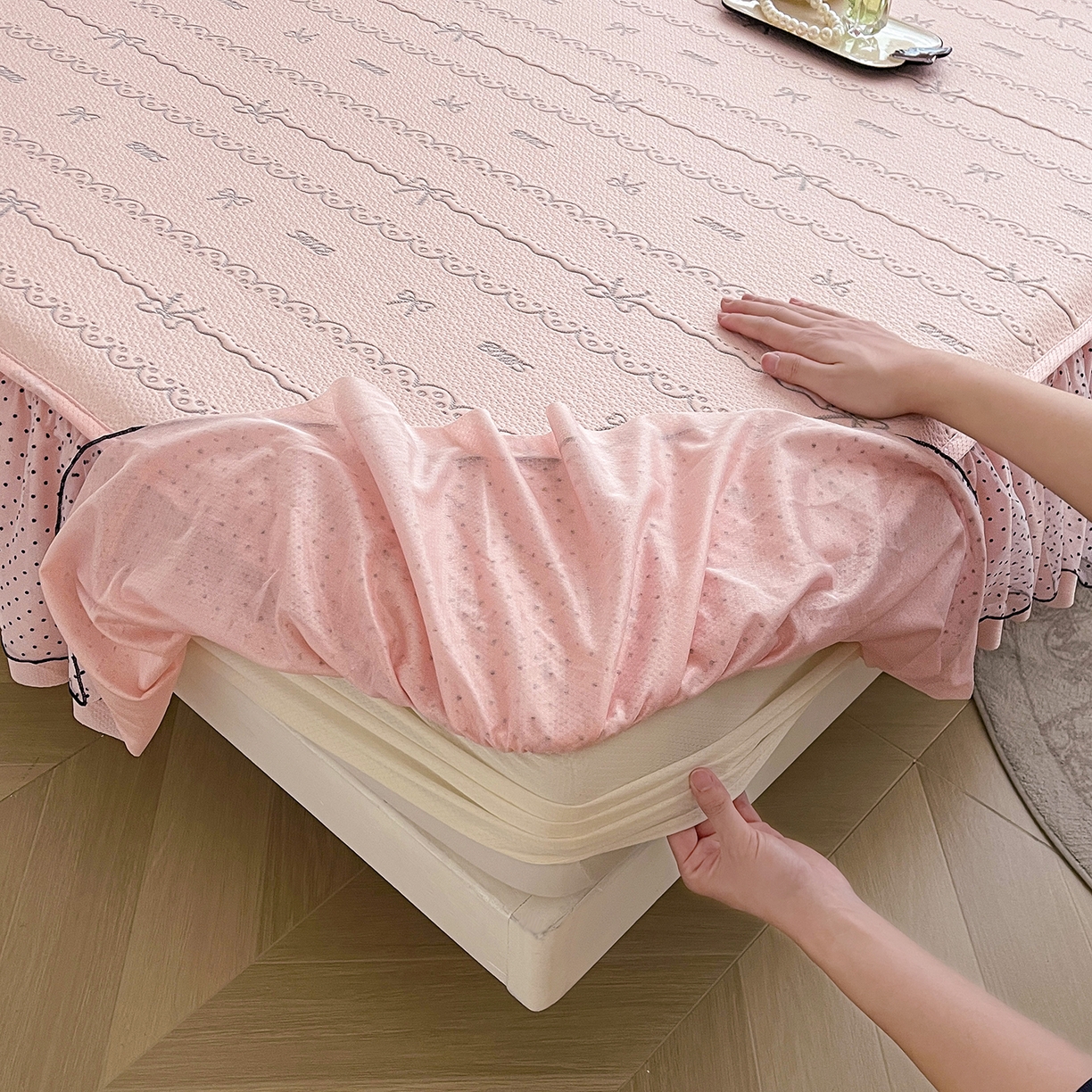 91家纺网 家纺一手货源 找家纺 眠势力 2026新款冰豆豆床裙款床笠夏天冰凉豆豆空调席子带花边床裙床笠二合一 甜梦-凝粉