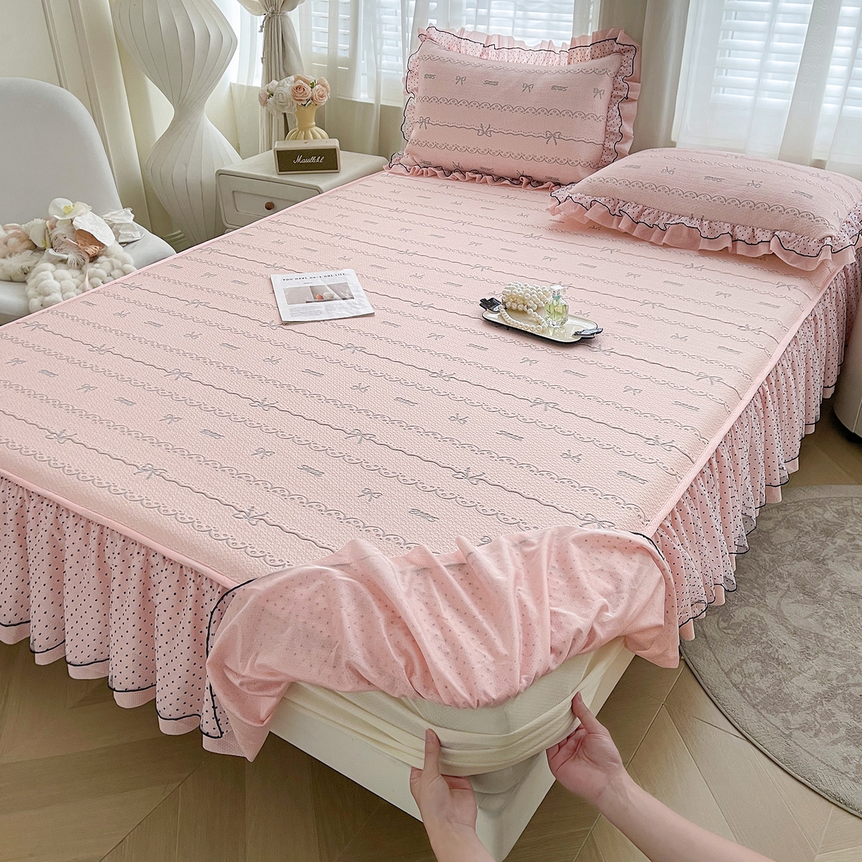 91家纺网 家纺一手货源 找家纺 眠势力 2026新款冰豆豆床裙款床笠夏天冰凉豆豆空调席子带花边床裙床笠二合一 甜梦-凝粉