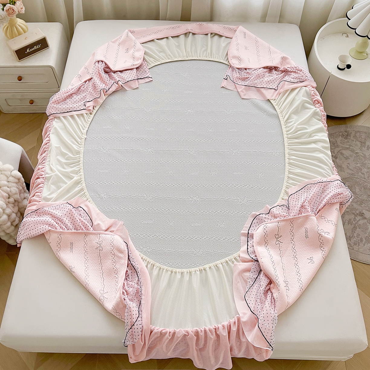 91家纺网 家纺一手货源 找家纺 眠势力 2026新款冰豆豆床裙款床笠夏天冰凉豆豆空调席子带花边床裙床笠二合一 甜梦-凝粉