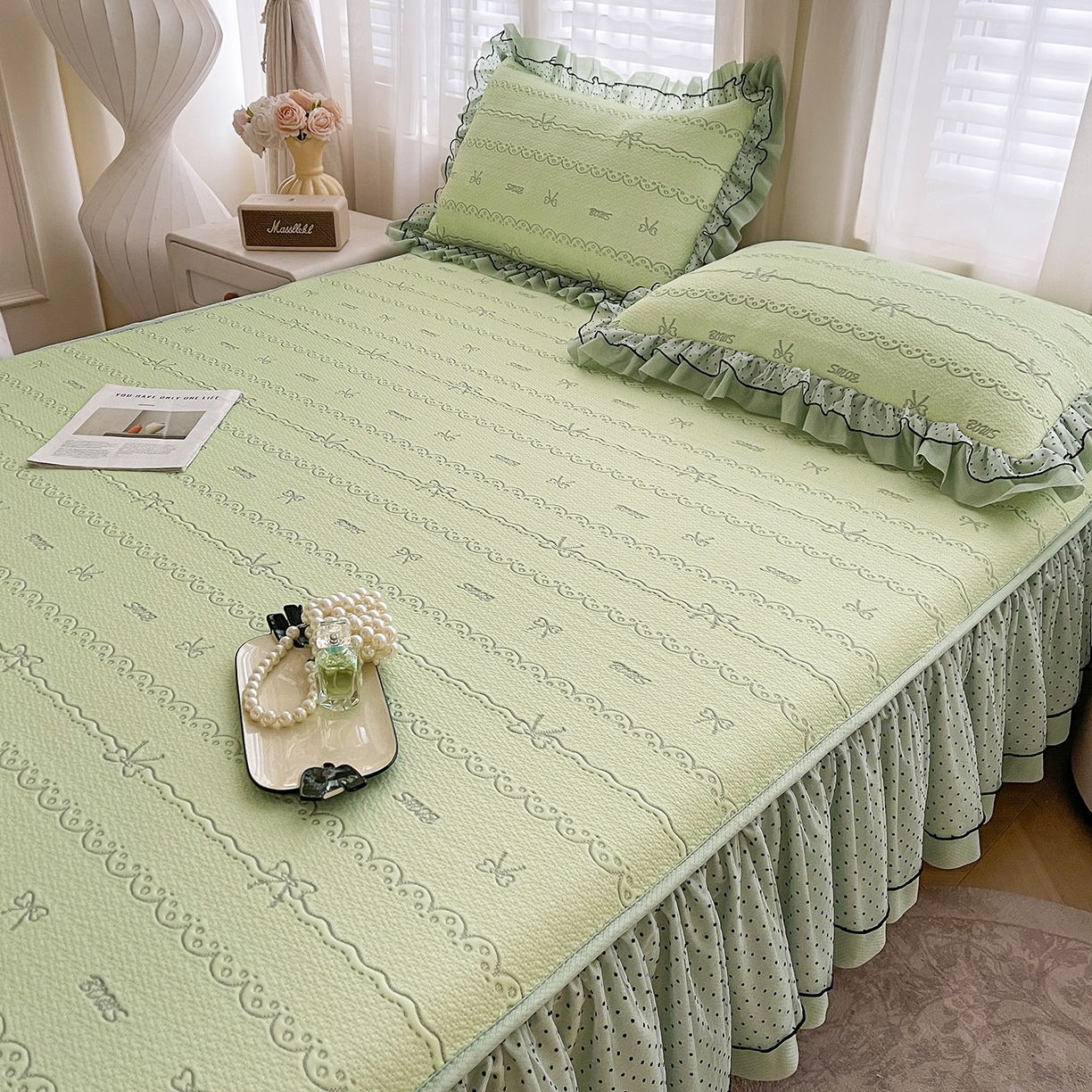 91家纺网 家纺一手货源 找家纺 眠势力 2026新款冰豆豆床裙款床笠夏天冰凉豆豆空调席子带花边床裙床笠二合一 甜梦-清绿