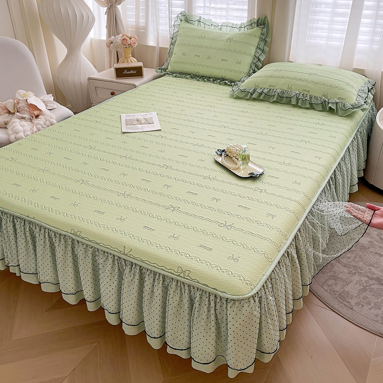 91家纺网 家纺一手货源 找家纺 眠势力 2026新款冰豆豆床裙款床笠夏天冰凉豆豆空调席子带花边床裙床笠二合一 甜梦-清绿