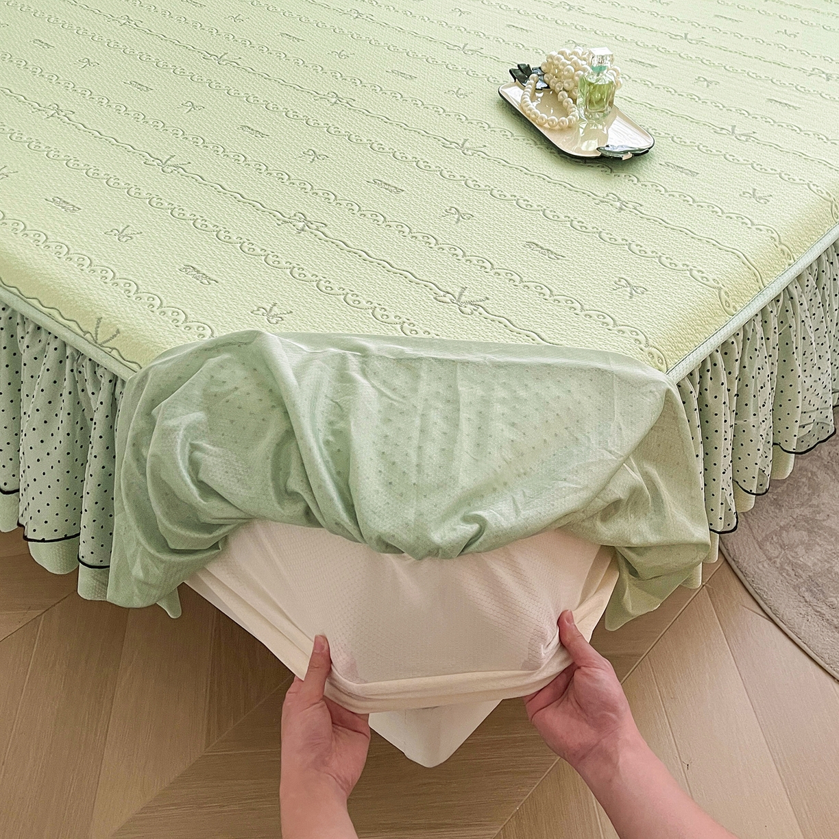 91家纺网 家纺一手货源 找家纺 眠势力 2026新款冰豆豆床裙款床笠夏天冰凉豆豆空调席子带花边床裙床笠二合一 甜梦-清绿
