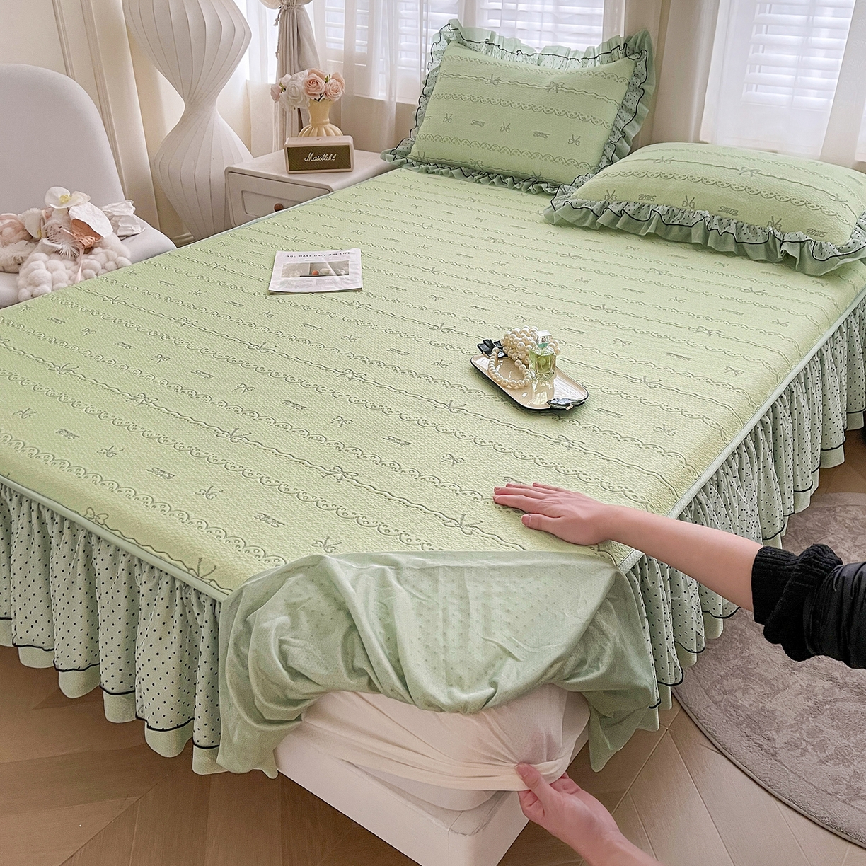 91家纺网 家纺一手货源 找家纺 眠势力 2026新款冰豆豆床裙款床笠夏天冰凉豆豆空调席子带花边床裙床笠二合一 甜梦-清绿