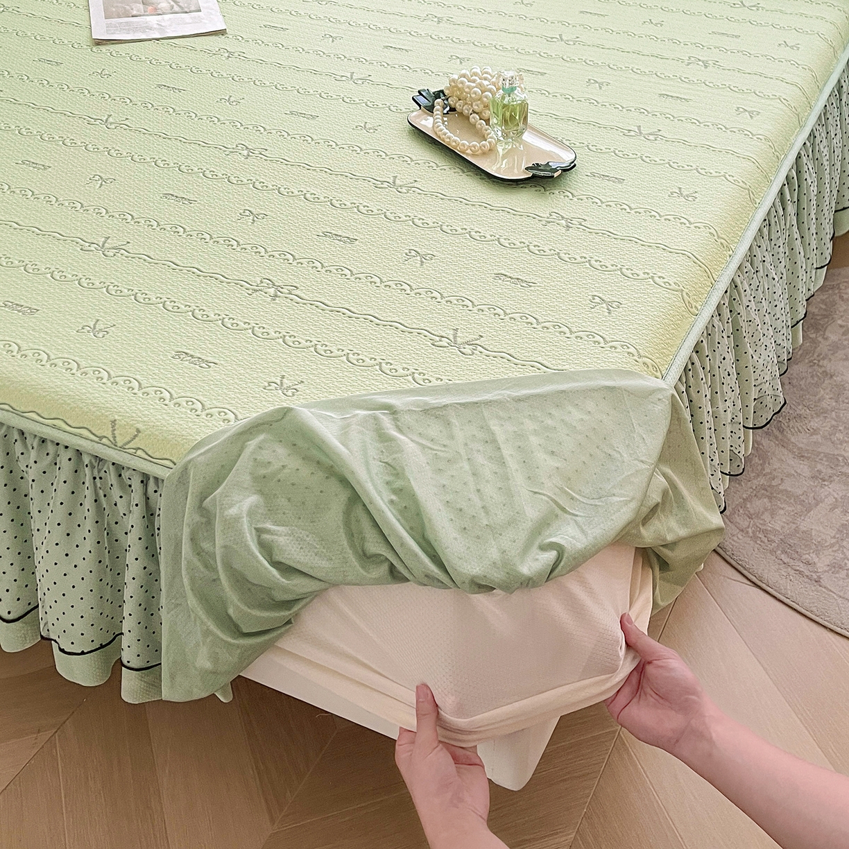 91家纺网 家纺一手货源 找家纺 眠势力 2026新款冰豆豆床裙款床笠夏天冰凉豆豆空调席子带花边床裙床笠二合一 甜梦-清绿