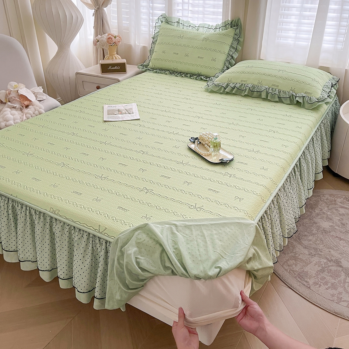 91家纺网 家纺一手货源 找家纺 眠势力 2026新款冰豆豆床裙款床笠夏天冰凉豆豆空调席子带花边床裙床笠二合一 甜梦-清绿