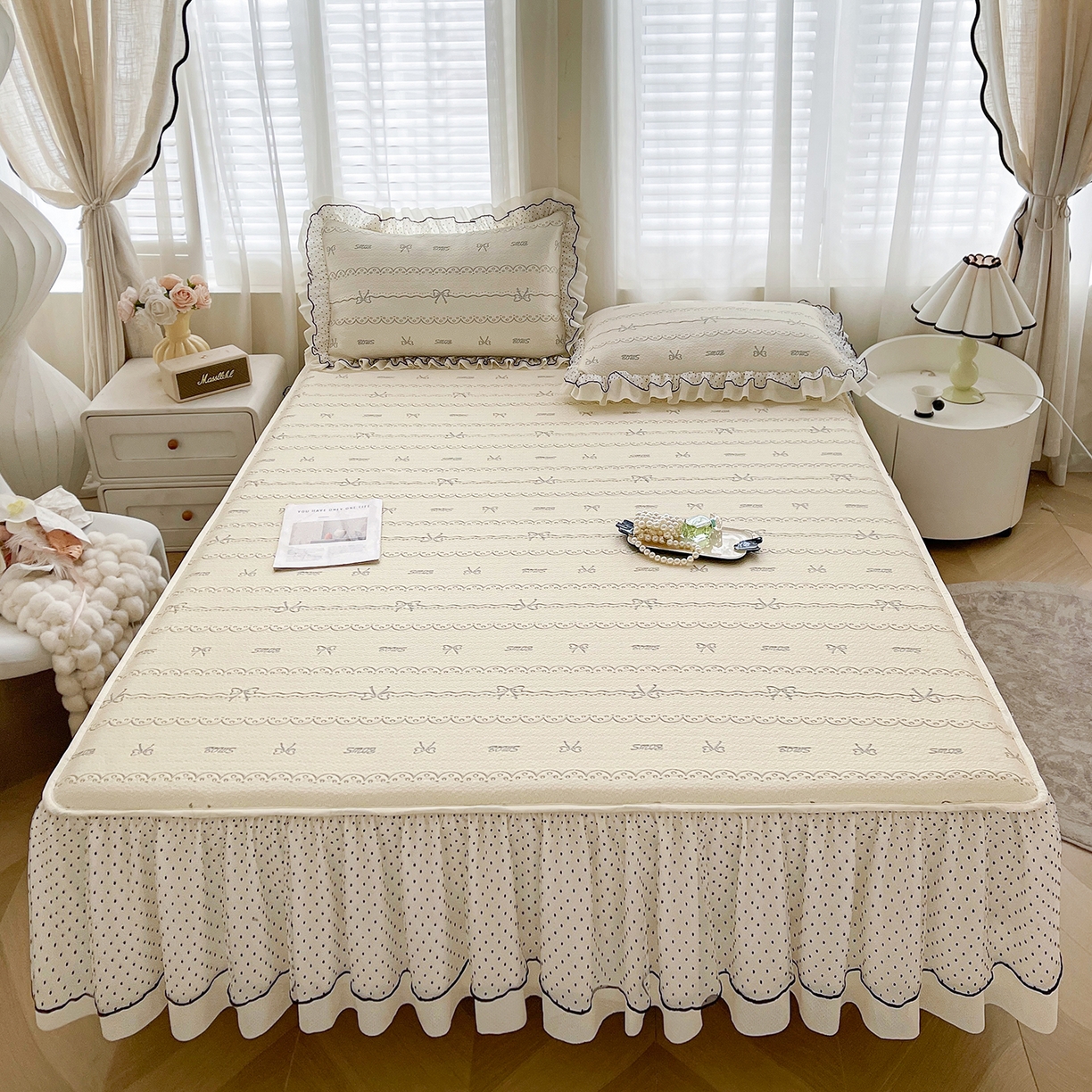 91家纺网 家纺一手货源 找家纺 眠势力 2026新款冰豆豆床裙款床笠夏天冰凉豆豆空调席子带花边床裙床笠二合一 甜梦-雾米