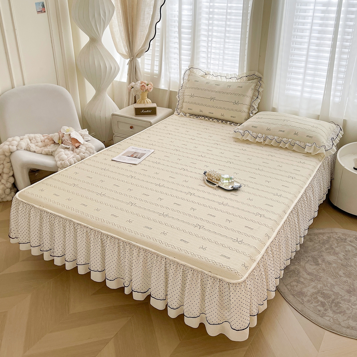 91家纺网 家纺一手货源 找家纺 眠势力 2026新款冰豆豆床裙款床笠夏天冰凉豆豆空调席子带花边床裙床笠二合一 甜梦-雾米