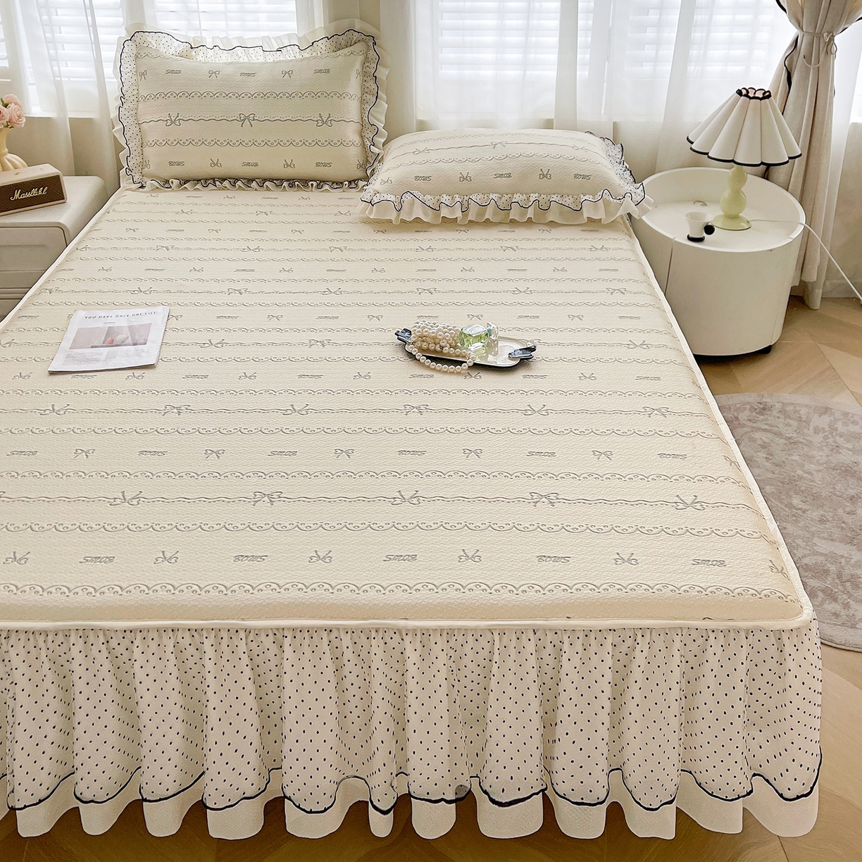 91家纺网 家纺一手货源 找家纺 眠势力 2026新款冰豆豆床裙款床笠夏天冰凉豆豆空调席子带花边床裙床笠二合一 甜梦-雾米