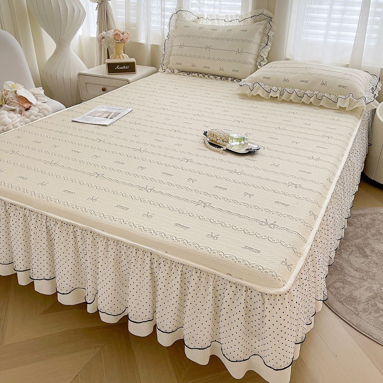 91家纺网 家纺一手货源 找家纺 眠势力 2026新款冰豆豆床裙款床笠夏天冰凉豆豆空调席子带花边床裙床笠二合一 甜梦-雾米