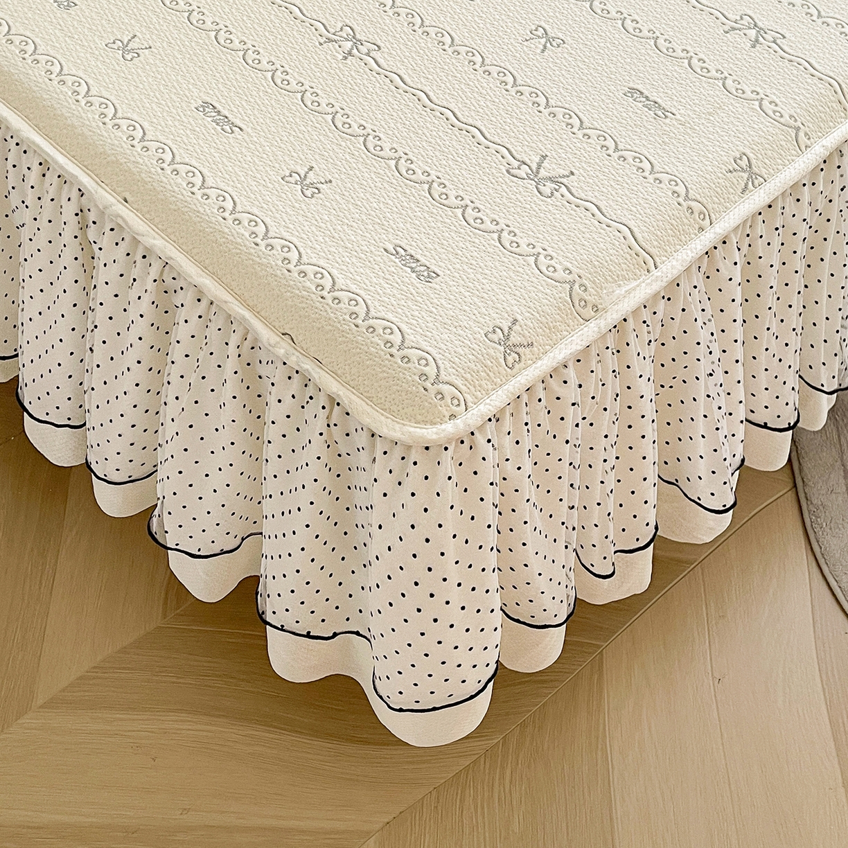 91家纺网 家纺一手货源 找家纺 眠势力 2026新款冰豆豆床裙款床笠夏天冰凉豆豆空调席子带花边床裙床笠二合一 甜梦-雾米