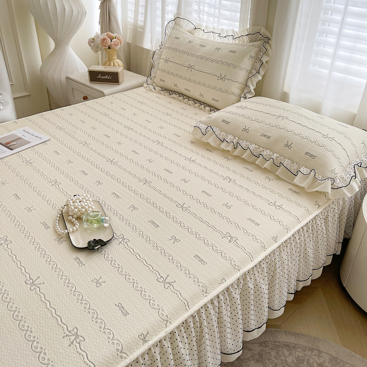 91家纺网 家纺一手货源 找家纺 眠势力 2026新款冰豆豆床裙款床笠夏天冰凉豆豆空调席子带花边床裙床笠二合一 甜梦-雾米