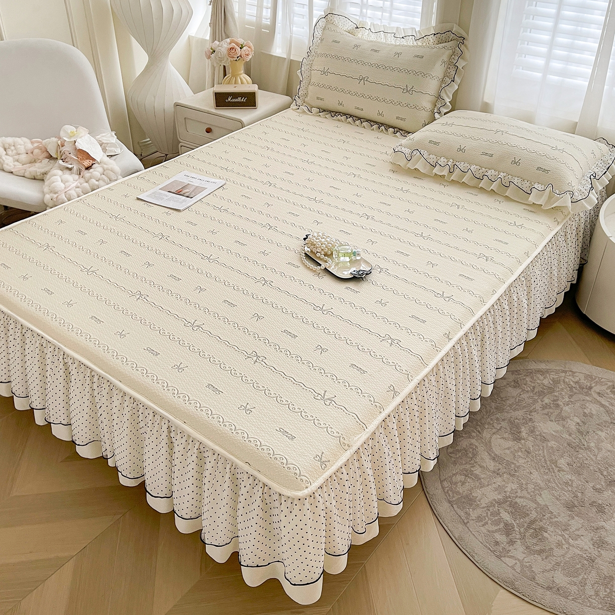 91家纺网 家纺一手货源 找家纺 眠势力 2026新款冰豆豆床裙款床笠夏天冰凉豆豆空调席子带花边床裙床笠二合一 甜梦-雾米