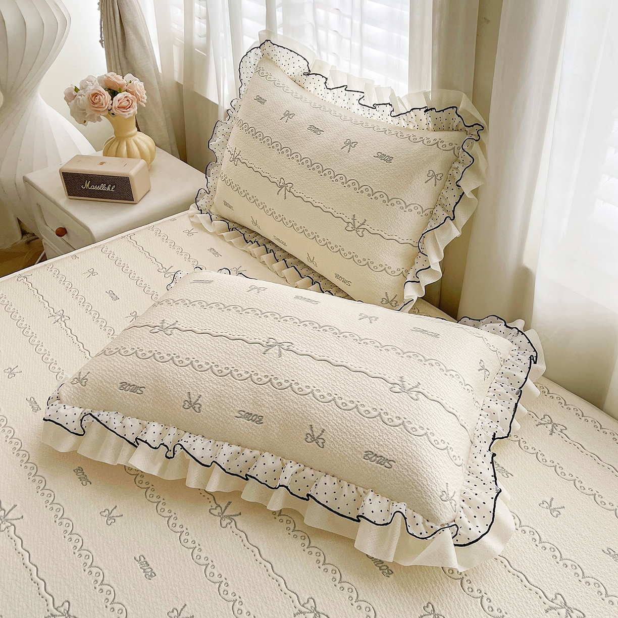 91家纺网 家纺一手货源 找家纺 眠势力 2026新款冰豆豆床裙款床笠夏天冰凉豆豆空调席子带花边床裙床笠二合一 甜梦-雾米