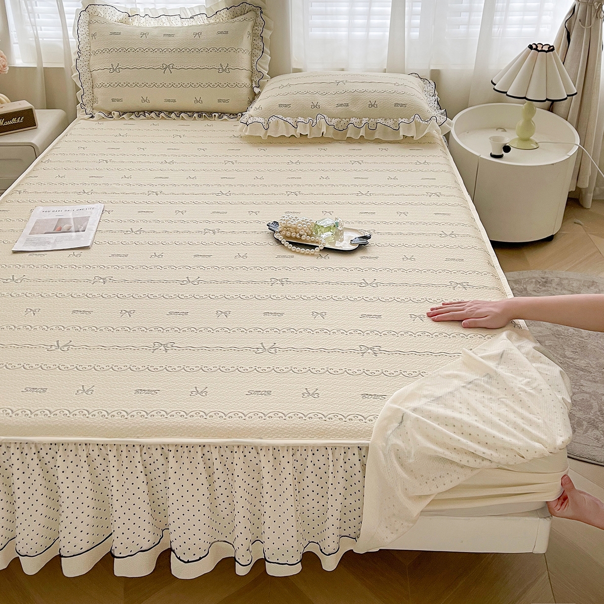 91家纺网 家纺一手货源 找家纺 眠势力 2026新款冰豆豆床裙款床笠夏天冰凉豆豆空调席子带花边床裙床笠二合一 甜梦-雾米