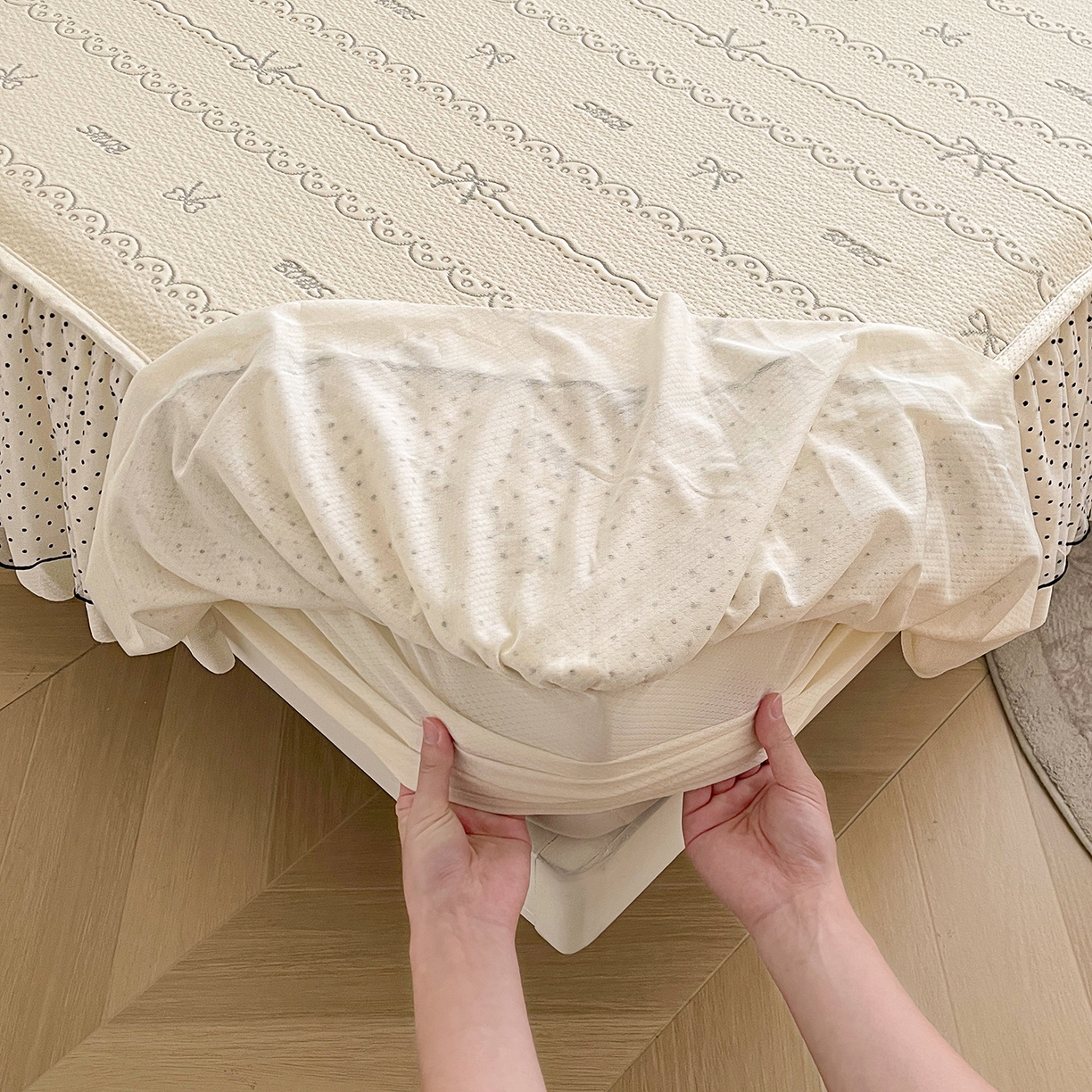 91家纺网 家纺一手货源 找家纺 眠势力 2026新款冰豆豆床裙款床笠夏天冰凉豆豆空调席子带花边床裙床笠二合一 甜梦-雾米