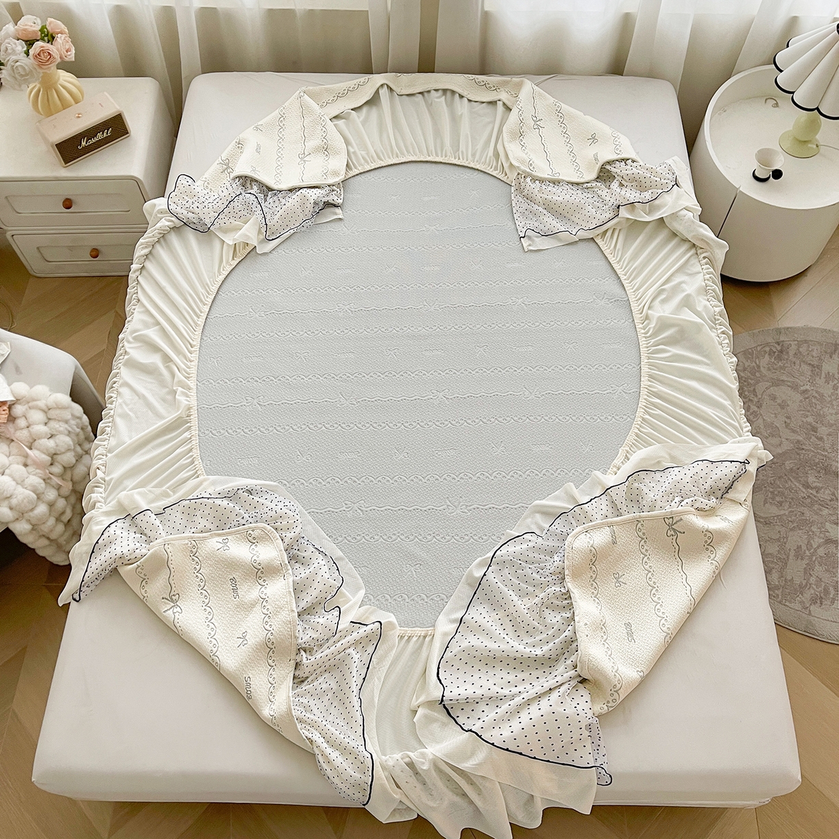 91家纺网 家纺一手货源 找家纺 眠势力 2026新款冰豆豆床裙款床笠夏天冰凉豆豆空调席子带花边床裙床笠二合一 甜梦-雾米