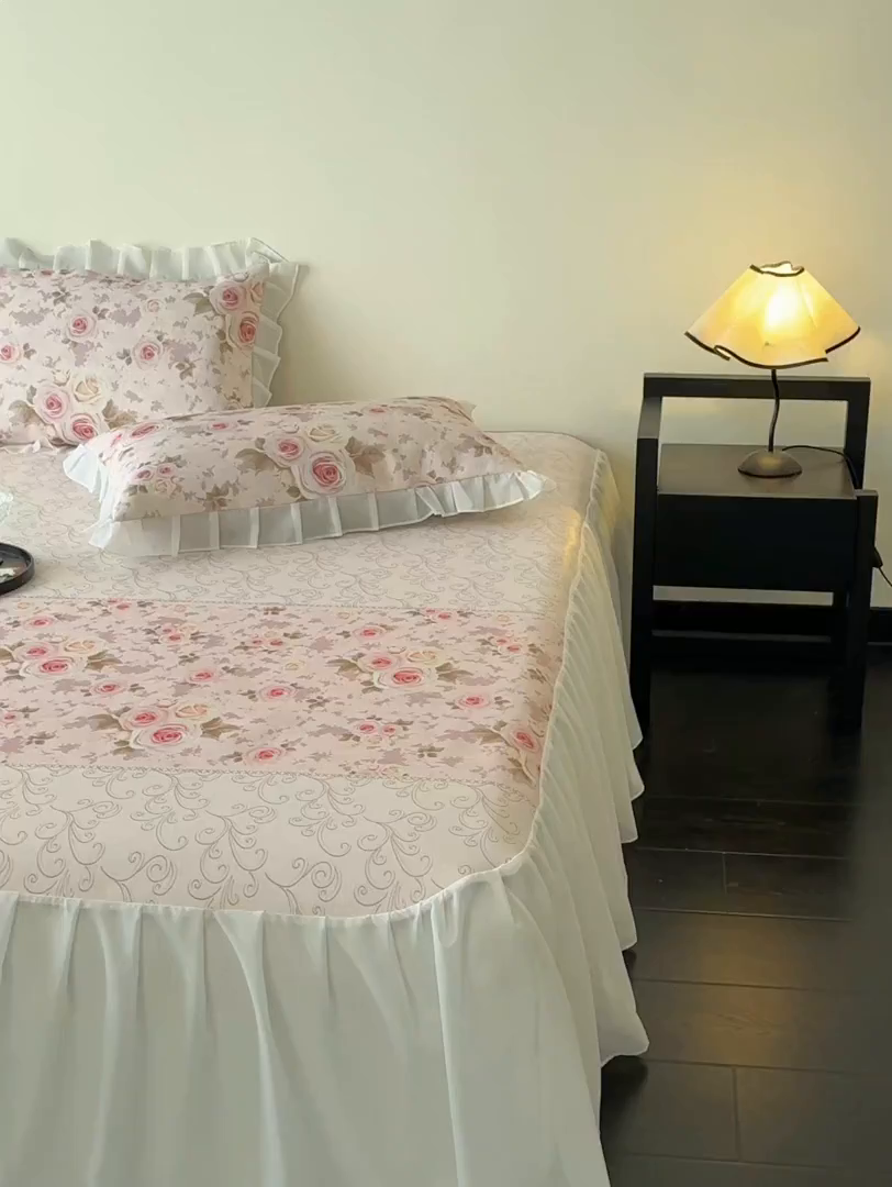 91家纺网 家纺一手货源 找家纺 懒猫家纺 2026新款高精密冰丝雪纺床裙凉席 花田