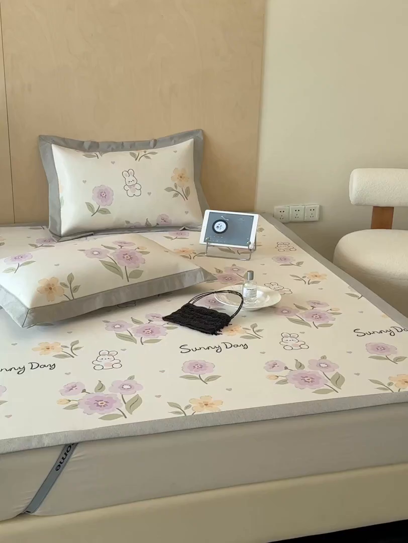 91家纺网 家纺一手货源 找家纺 懒猫家纺 2026新款高精密冰丝抗菌防螨床席床笠凉席 春日小兔床席