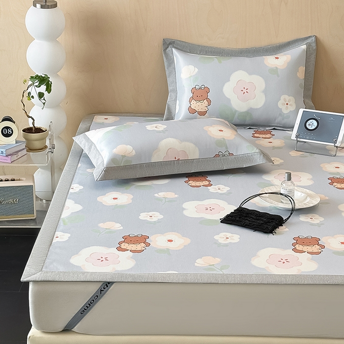 91家纺网 家纺一手货源 找家纺 懒猫家纺 2026新款高精密冰丝抗菌防螨床席床笠凉席 花间小熊床席