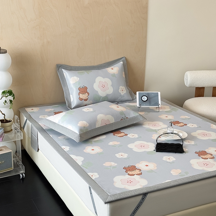 91家纺网 家纺一手货源 找家纺 懒猫家纺 2026新款高精密冰丝抗菌防螨床席床笠凉席 花间小熊床席