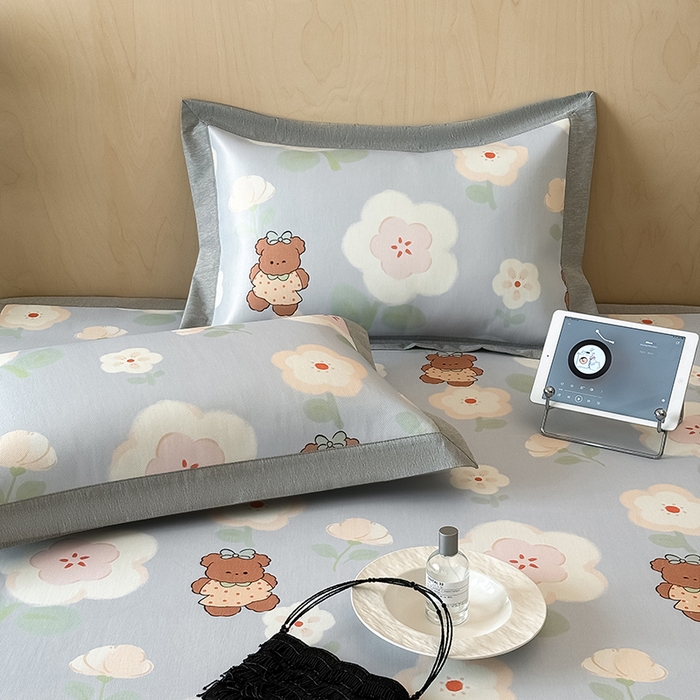 91家纺网 家纺一手货源 找家纺 懒猫家纺 2026新款高精密冰丝抗菌防螨床席床笠凉席 花间小熊床席