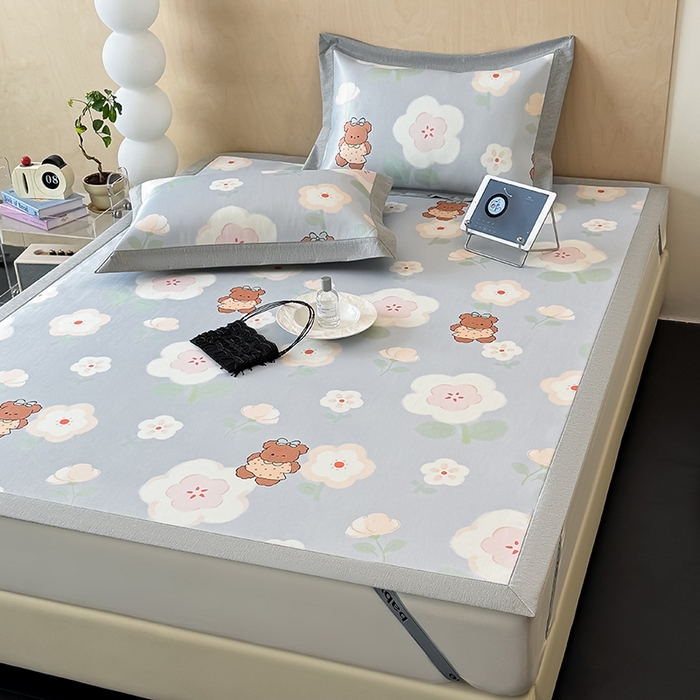 91家纺网 家纺一手货源 找家纺 懒猫家纺 2026新款高精密冰丝抗菌防螨床席床笠凉席 花间小熊床席