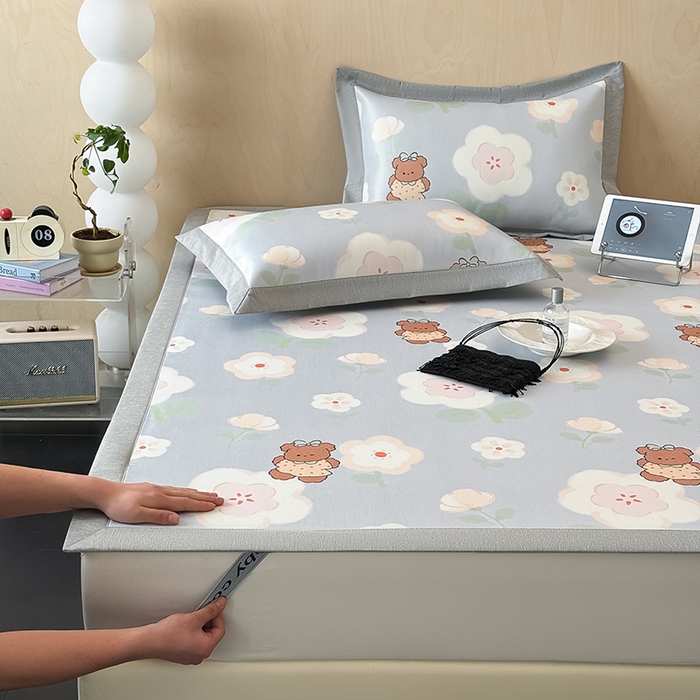 91家纺网 家纺一手货源 找家纺 懒猫家纺 2026新款高精密冰丝抗菌防螨床席床笠凉席 花间小熊床席