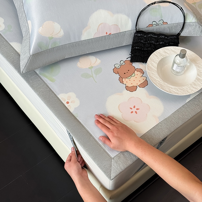 91家纺网 家纺一手货源 找家纺 懒猫家纺 2026新款高精密冰丝抗菌防螨床席床笠凉席 花间小熊床席