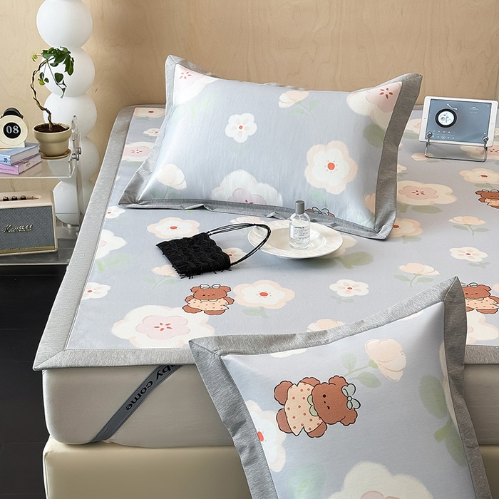 91家纺网 家纺一手货源 找家纺 懒猫家纺 2026新款高精密冰丝抗菌防螨床席床笠凉席 花间小熊床席