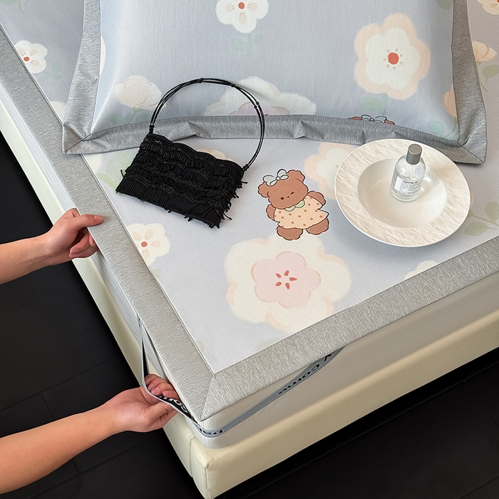 91家纺网 家纺一手货源 找家纺 懒猫家纺 2026新款高精密冰丝抗菌防螨床席床笠凉席 花间小熊床席