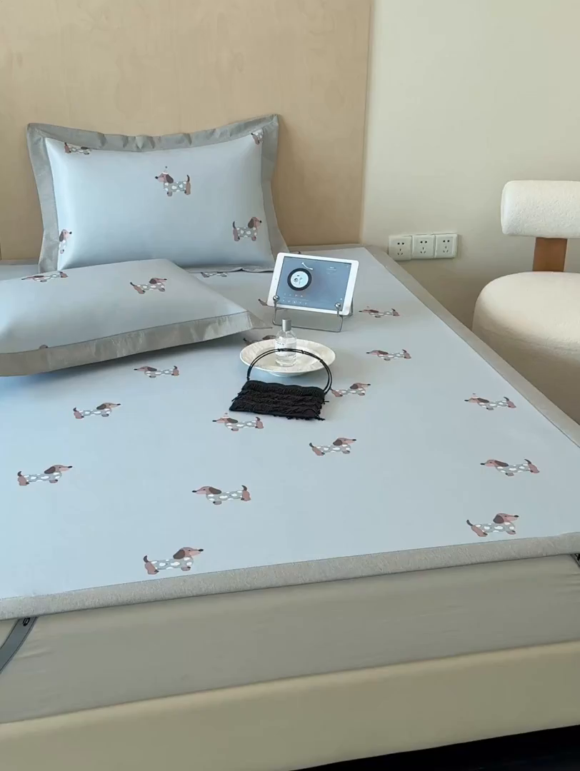 91家纺网 家纺一手货源 找家纺 懒猫家纺 2026新款高精密冰丝抗菌防螨床席床笠凉席 蓝色小狗床席