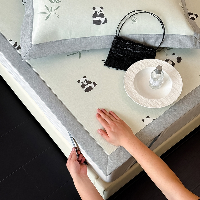 91家纺网 家纺一手货源 找家纺 懒猫家纺 2026新款高精密冰丝抗菌防螨床席床笠凉席 熊猫乐园-绿床席